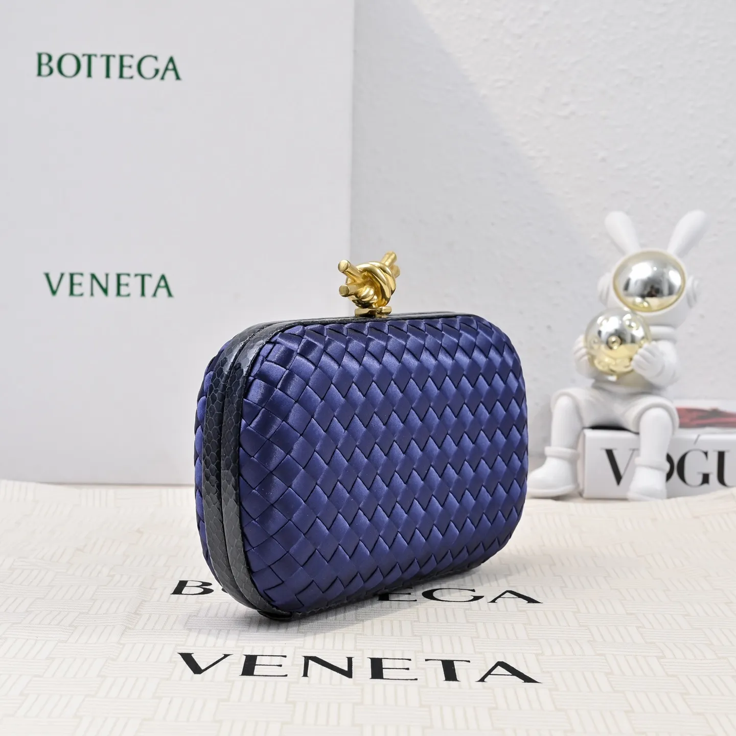 Batch 1460 #BV Knot woven evening bag series ~ Each bag reveals exquisite elegance💫Iconic classic silk weaving➕snake skin trimming with knot buckle, soft and delicate feel. The design is small and exquisite, low-key without logo, elegant and elegant. Paired with evening dress or cheongsam, it has the atmosphere of a famous and wealthy lady. Full of aura and invincible texture💃 Model: 7622 Dimensions: 20x12x5.5